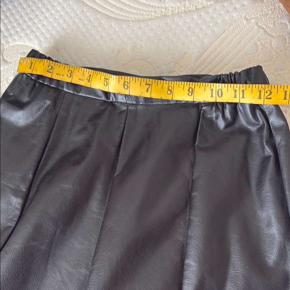 Vintage Elegant Black Leather Skirt - Picture 14 of 15